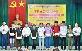 Quỹ Khuyến học Việt Nam trao 938 triệu đồng hỗ trợ học sinh, giáo viên vùng bão lũ