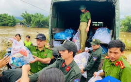 Thủ tướng: Không để người dân thiếu lương thực thực phẩm, kịp thời xử lý môi trường sau mưa lũ