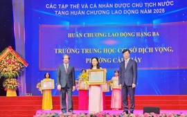 Trường THCS Dịch Vọng đón nhận Huân chương Lao động hạng Ba với 70 năm hành trình vun đắp tri thức
