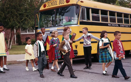 Vì sao xe chở học sinh phải sơn màu vàng đậm?