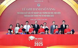 Ghi danh Sổ vàng 95 thủ khoa Hà Nội xuất sắc năm 2025