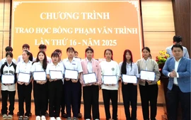 Quỹ khuyến học Phạm Văn Trình trao hơn 400 triệu học bổng cho học sinh nghèo vượt khó