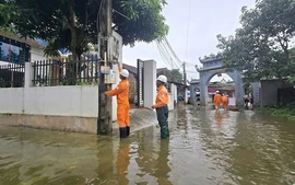 Hơn 31.000 hộ dân miền Trung chịu cảnh mất điện do ngập lụt