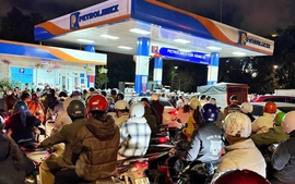 Hàng ngàn người Đà Lạt đổ xô đi mua xăng khi nghe tin cấm xe bồn gây tắc đường 