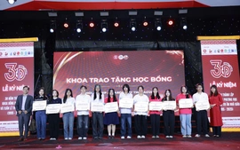 Tặng học bổng trị giá hơn 1 tỷ đồng cho các sinh viên Đông phương học