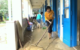 Khánh Hòa hỗ trợ 500.000 đồng/học sinh các gia đình có nhà bị ngập lụt mua sách vở, đồ dùng học tập mới