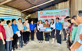 Chương trình Gương sáng hiếu học trao học bổng cho sinh viên Nguyễn Phước Nguyên