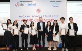 Hiệp hội Thương mại Mỹ tại Việt Nam trao là 900 triệu đồng học bổng cho các sinh viên xuất sắc
