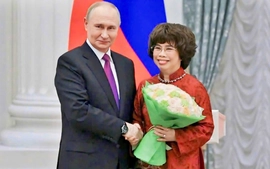 Tổng thống Nga Putin đích thân trao Huân chương Hữu nghị cho bà Thái Hương, Anh hùng Lao động Việt Nam