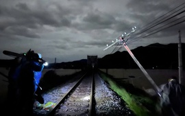 Ngành Đường sắt khẩn trương khắc phục sạt lở, nỗ lực sớm thông tuyến sau bão số 13