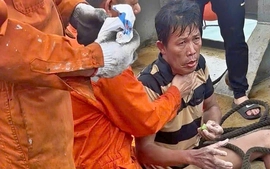 Cứu ngư dân trôi dạt chới với giữa biển sau bão