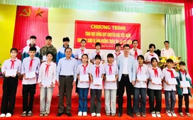 Hội Khuyến học Lào Cai trao học bổng cho học sinh bị ảnh hưởng bởi bão lũ