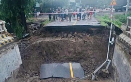 Khẩn trương xử lý ách tắc do sạt lở đất sau bão - thông xe tạm thời trên hệ thống quốc lộ trong ngày 10/11