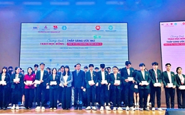 Trao học bổng, thắp sáng ước mơ cho sinh viên Trường Đại học Yersin Đà Lạt