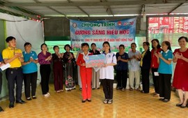 Hội Khuyến học Đồng Tháp trao học bổng Gương sáng hiếu học tặng sinh viên Trần Thanh Phương Vy