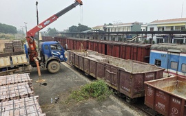 Đường sắt chở 1 triệu viên gạch dựng nhà cho nhân dân sau thiên tai