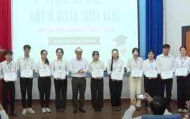 Hội Khuyến học An Giang trao học bổng liệt sĩ Huỳnh Thiện tiếp sức học sinh, sinh viên nghèo học giỏi