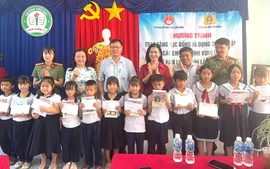 Hội Khuyến học tỉnh Lâm Đồng trao hơn 70 triệu học bổng, phần quà hỗ trợ học sinh vùng lũ Hàm Liêm