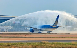 Nghi thức chào đón chuyến bay bằng vòi rồng có ý nghĩa gì?