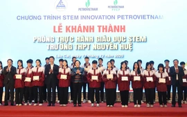 Phó Thủ tướng Chính phủ Phạm Thị Thanh Trà trao quà cho các em học sinh tại Lào Cai