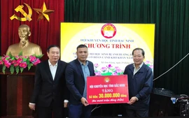 Hội Khuyến học tỉnh Bắc Ninh trao 100 suất quà tặng học sinh có hoàn cảnh khó khăn