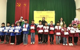 Trao học bổng Quỹ Khuyến học Việt Nam tặng 50 em học sinh Lạng Sơn