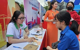 Sôi nổi ngày hội hướng nghiệp, du học, việc làm tại Cần Thơ