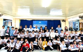 Hội Khuyến học Thành phố Hồ Chí Minh cùng nhà đồng hành trao 400 suất quà hỗ trợ học sinh xã Diên Khánh