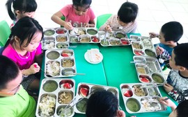 Miễn phí bữa ăn bán trú cho trẻ mầm non vùng khó khăn - hai chính sách, một mục tiêu