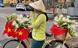 Hà Nội rộn rã những ngày tháng 4 xem bong da truc tiep tren k+ sử, người dân nô nức chụp ảnh với lá cờ Tổ quốc