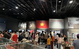 Đông đảo người xem bong da truc tiep ngoai hang anh khắp nơi về thủ đô tham quan bảo tàng Lịch sử quân sự Việt Nam
