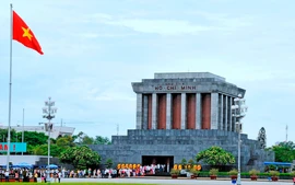 Hà Nội dành 50.000 suất quà tặng du khách, nhân xem bong da truc tiep ngoai hang anh viếng Lăng Bác dịp 30/4-1/5