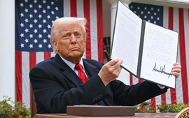 Tổng thống Trump hoãn áp thuế bong da truc tiep ngoai hang anh 90 ngày, áp thuế 125% với Trung Quốc ngay lập tức
