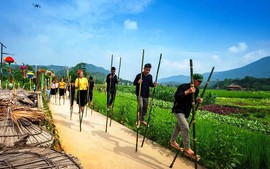 Du khách nô nức về Nghĩa Đô đi cà kheo, chơi ném còn dịp nghỉ lễ 30/4 - 1/5