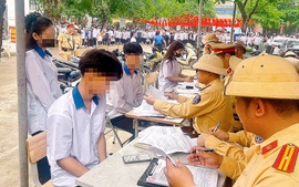 Cảnh sát giao thông ghi hình học sinh vi phạm trật tự, an toàn giao thông tận cổng trường học