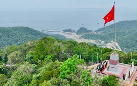Hơn 2.000 người tham gia Lễ thượng cờ Tổ quốc trên đảo Cô Tô