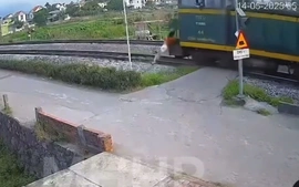 Băng qua đường ray khi tàu hỏa đang tới, người phụ nữ bị hất văng ra ngoài