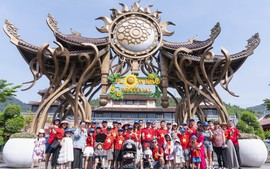 truc tiep bong da hom nay khách hào hứng check in không gian rực rỡ cờ hoa tại Sun World Ba Na Hills