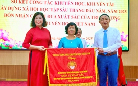 Tặng Cờ thi đua xuất sắc cho Hội Khuyến học thành phố Hải Dương