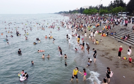 Cứu hộ thành công hơn 20 người bị nước cuốn ở biển Cửa Lò