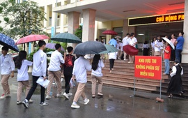 Hơn 9.200 thí sinh Lào Cai đội mưa đến phòng thi đúng giờ, an toàn để thi môn Ngữ văn 