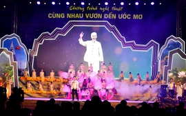 Bắn pháo hoa chào mừng tỉnh Lào Cai mới