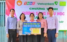 Đồng Tháp trao học bổng Gương sáng hiếu học cho 2 sinh viên vượt khó