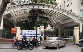 Nhóm "cò mồi" tại cổng bệnh viện phụ sản Trung ương "sa lưới"