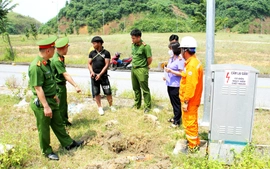 Bắt 3 đối tượng đào trộm cáp điện ngầm ở khu tái định cư