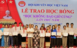 233 tấm gương hiếu học tiêu biểu được vinh danh và nhận học bổng "Học không bao giờ cùng"
