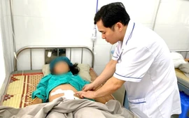 Phẫu thuật lấy khối u 9kg trong bụng, cứu bé gái 14 tuổi ở Lào Cai