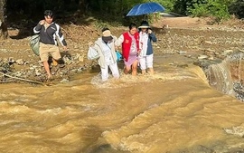 Sản phụ lội suối vượt tâm lũ Nghệ An được bác sĩ đỡ đẻ ngay bên đường