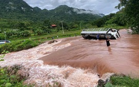 Mưa lũ ở biên giới Nghệ An, ô tô mắc kẹt, nhà dân di dời khẩn cấp
