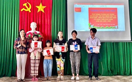 Đồng Tháp: Đảng viên chi bộ khóm quyên góp học bổng khuyến học